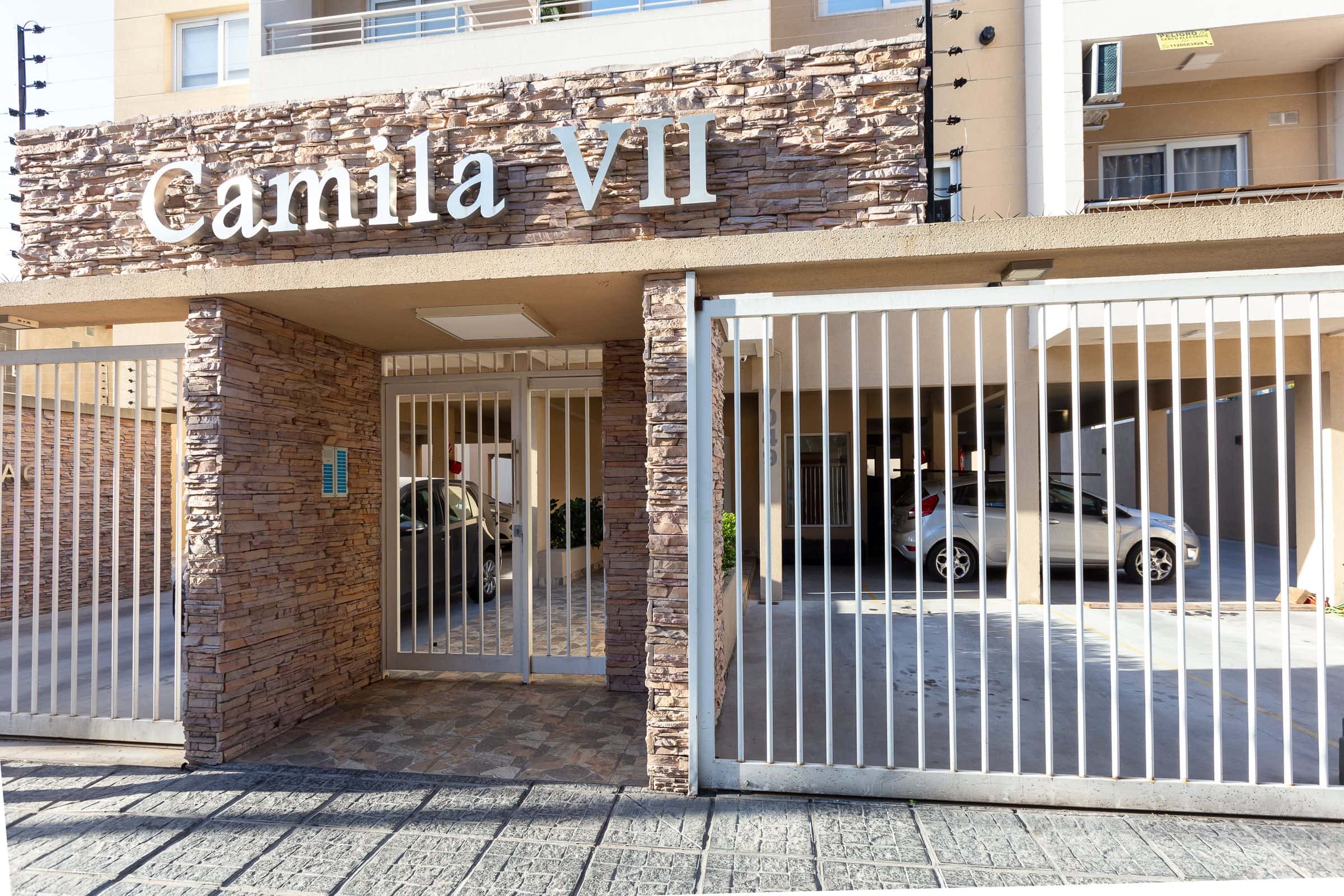Acceso de Camila VII, uno de los edificios entregados por Construfac