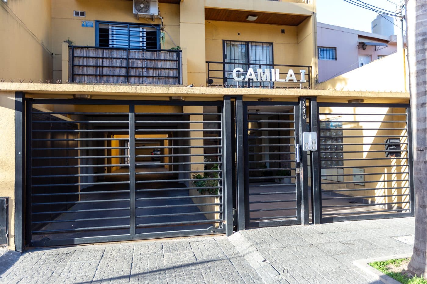 Fachada de Camila I, Alem 7249, Martín Coronado