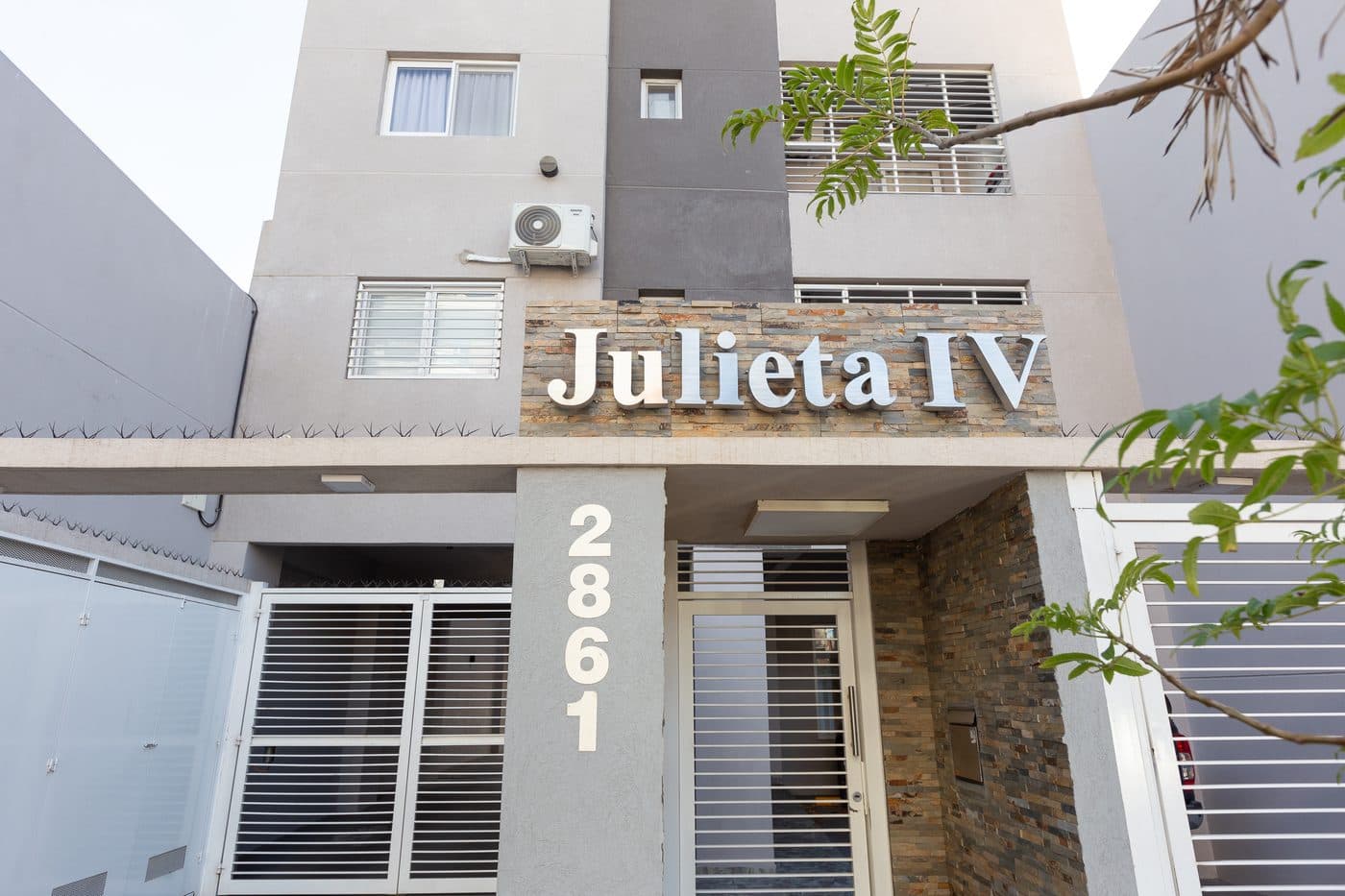Fachada de Julieta IV, Sarmiento 2861, Caseros