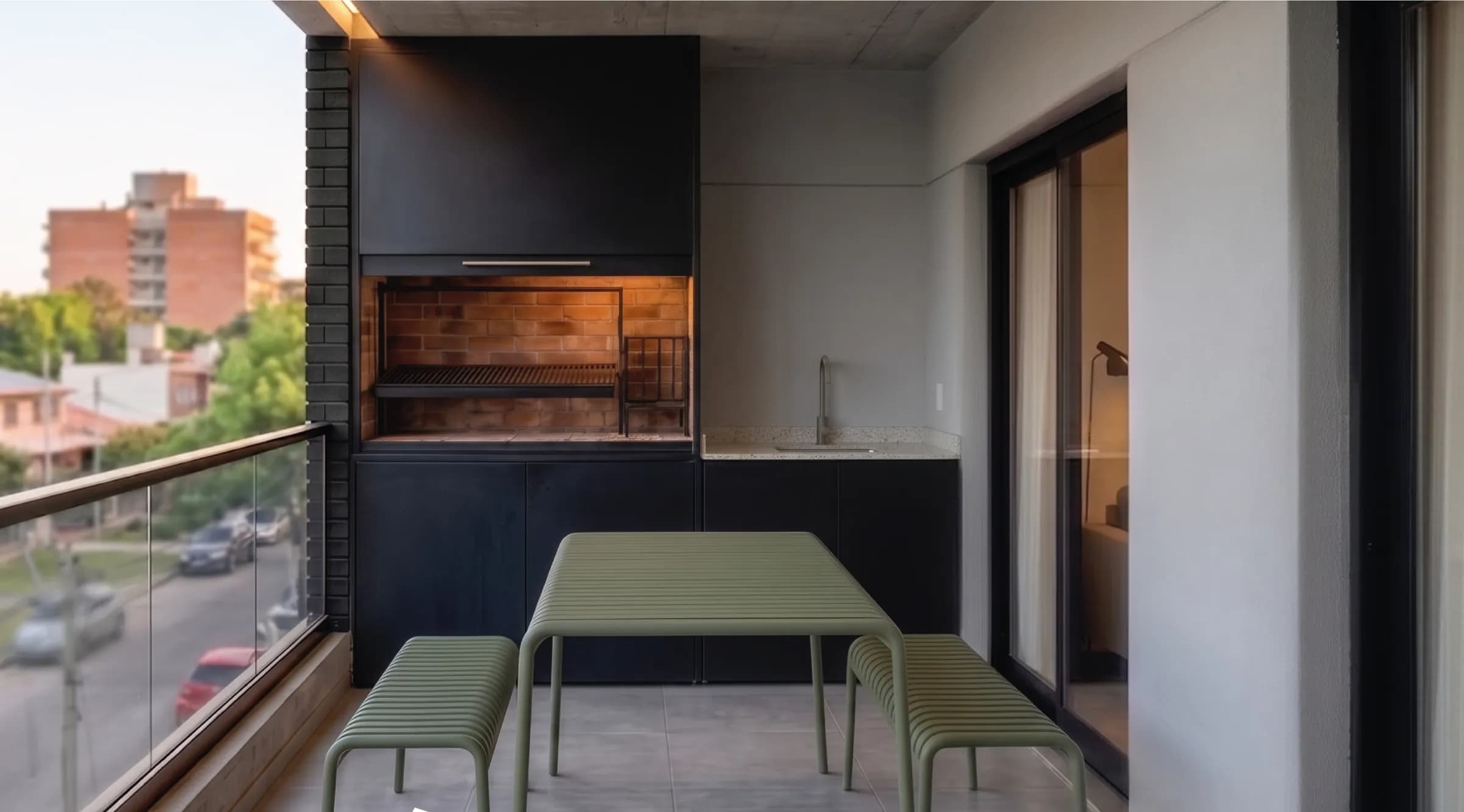 Balcón aterrazado con parrilla propia y mesa, con vista al barrio
