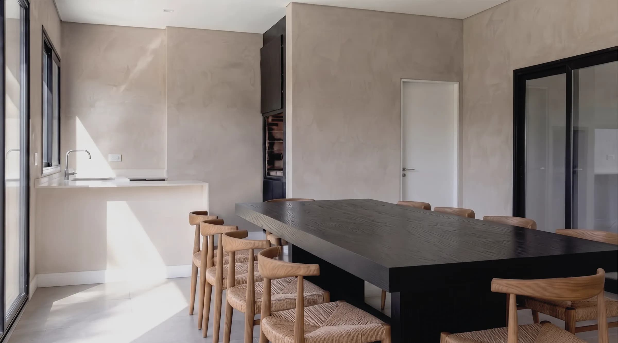 Salón de usos múltiples equipado, con mesa larga